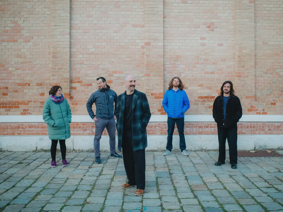 Press shot 2026 - brick wall